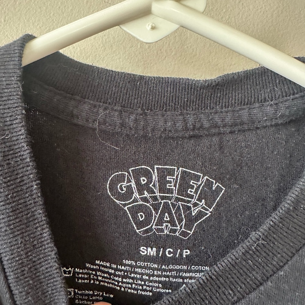 Men’s Green Day shirt small - Picture 2 of 2